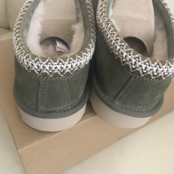 UGG slippers sz 9 - Picture 5 of 6
